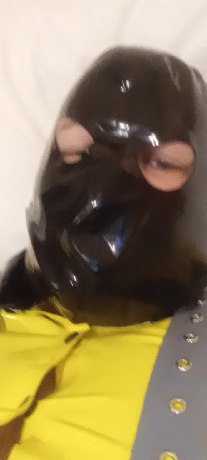 Latex Boy: Látex vis drone hotel