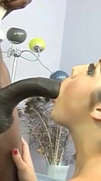 Une salope latina mange une énorme bite noire monstrueuse