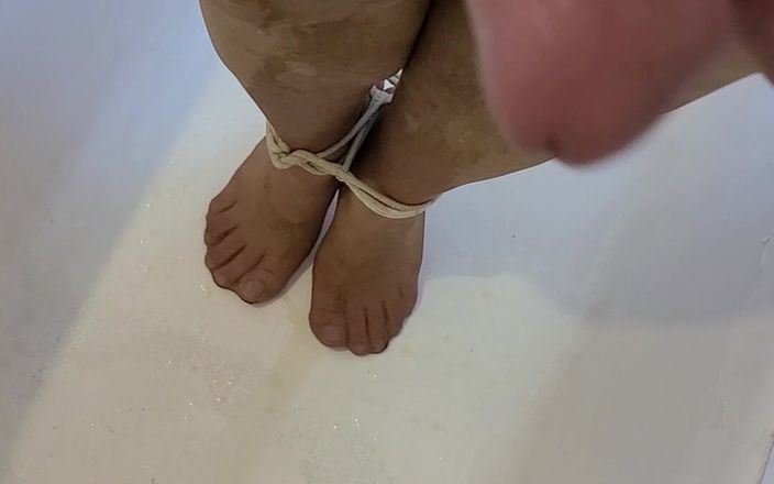 Nyronic: Pisciare e masturbarsi con i piedi in nylon legato