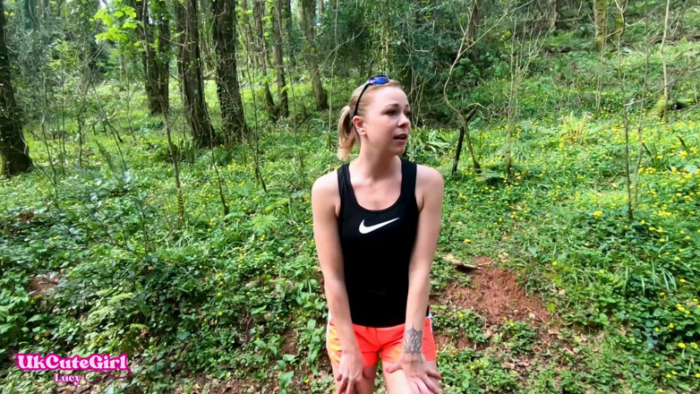 UKCuteGirl Lucy Lauren: Musiałem wee na zewnątrz podczas oglądania: desperacko jogging