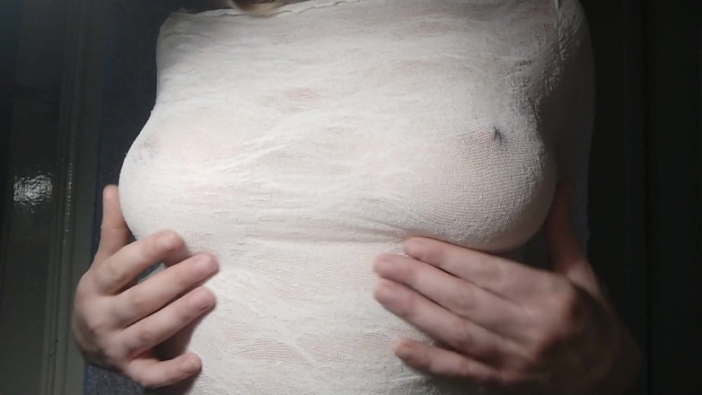 Pussy For Sperm: MILF brinca com seus peitos naturais apertados e mamilos na...