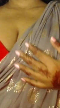 Pertunjukan buah dada terbuka awek panas kampung seksi.