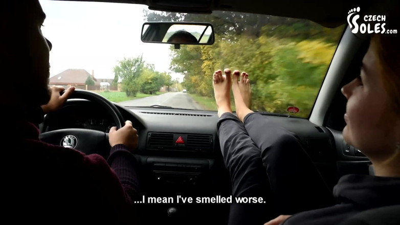 Czech Soles - foot fetish content: I suoi grandi piedi puzzolenti in macchina sono un turno