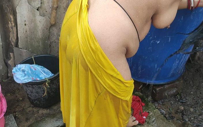 Anit studio: Indische huisvrouw buiten badend en sexy naakt badend