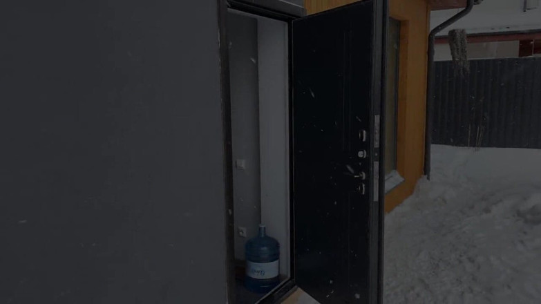 Kate Rich studios: Skupina chlapů těhotnou ženu venku ve sněhu