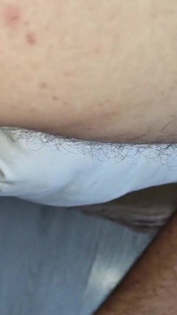 Neukte zijn kontgaatje met de hete stenen pik van zijn stiefvader en kwam klaar!
