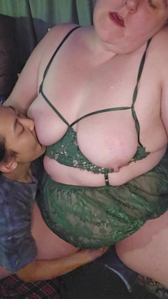 BettyBoomm: 被指交的成人母乳喂养