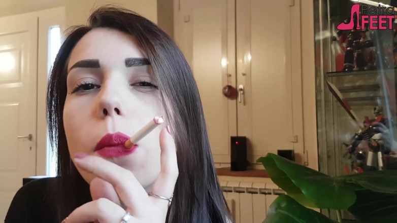 Smokin Fetish: Fumer en gros plan avec une belle fille