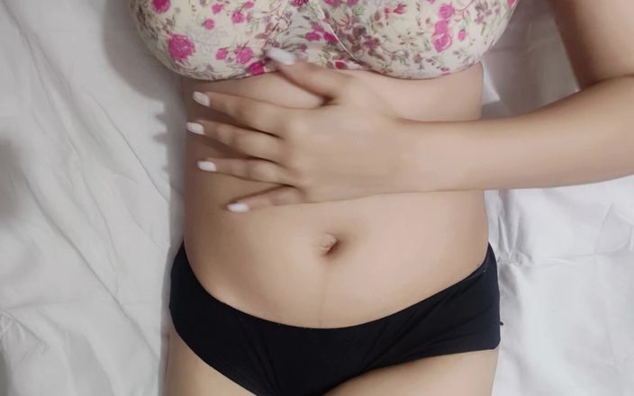 Grey_videos: Suhani montre sa chatte