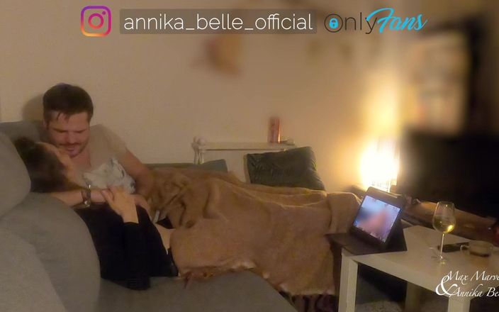 Max &amp; Annika: Закохана пара має приємну прелюдія під час перегляду порно на дивані, ч. 1 +(брудні) розмови