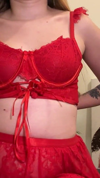 Meisje in rode outfit met lichaam en voeten