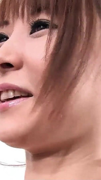 Remaja Jepun dengan pepek berbulu dikongkek dalam tab mandi di parti tanpa ditapis