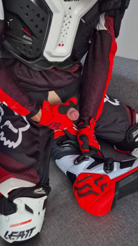Un motard très excité a marqué ses nouvelles bottes Fox