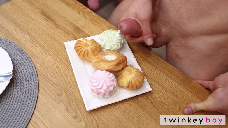Twinkey Boy Studios: Twinkeyboy Larry sirve a greg más que el desayuno