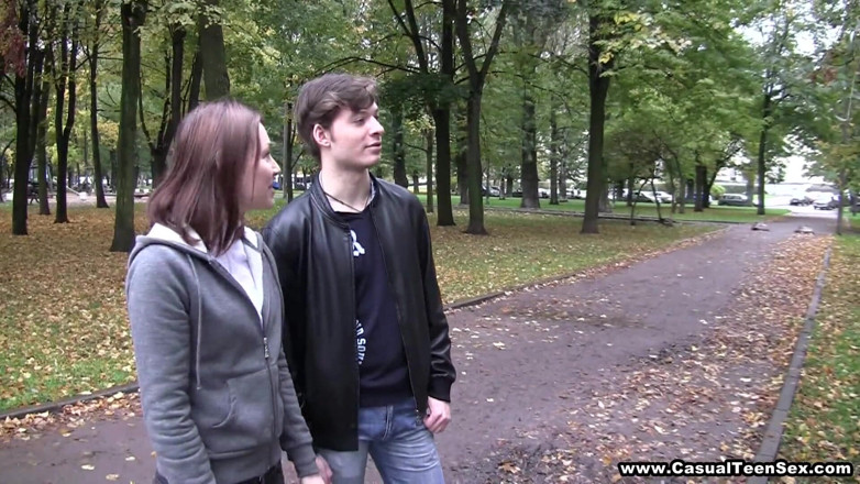 Casual Teen Sex: Linda follada en la garganta por casual novio