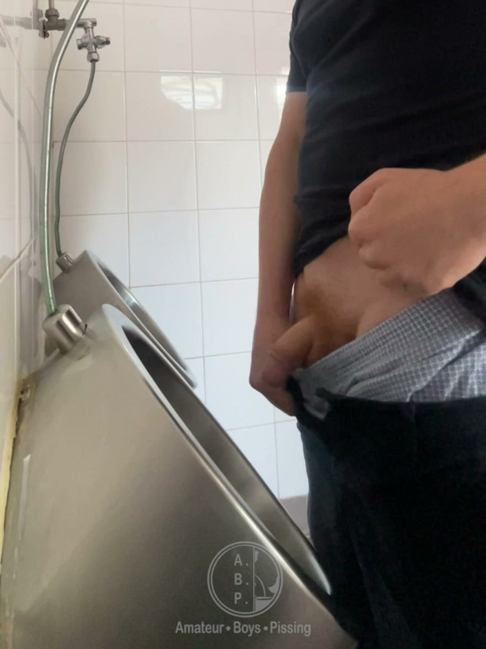 AmateurBoysPissing: Auf Einen Rothaarigen Typen in Einem Öffentlichen Urinal Gucken