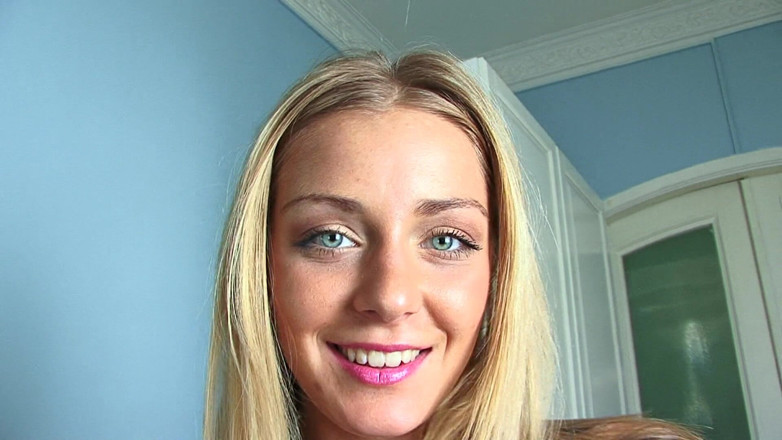 European fresh porn: Si blonde muda dalam stoking hitam menunjuk-nunjukkan tubuhnya yang ketat