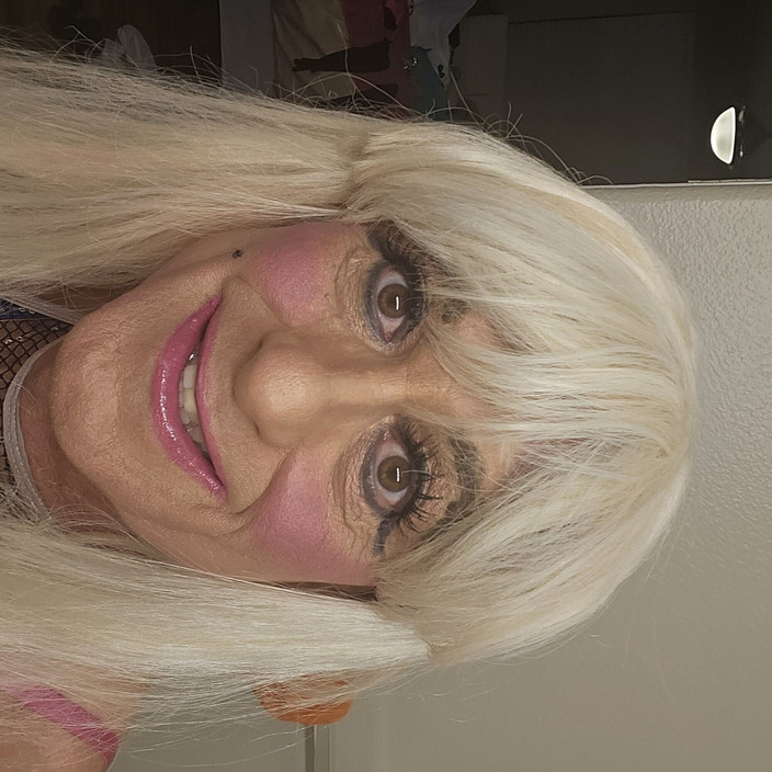 Jasmine Sub: Soțul travestit efeminat începe un festival de futai în grup