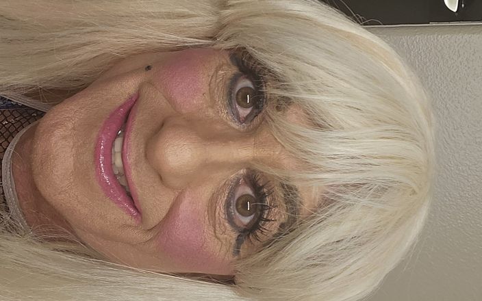 Jasmine Sub: Sissy travestiet echtgenoot begint een gangbang neukfeest
