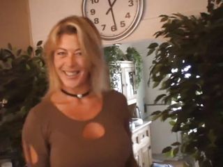 German Amateur: La milf tettona con i piercing viene scopata al casting