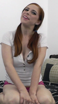 Roșcata drăguță Penny Pax își arată găurile și dă instrucțiuni de masturbare!