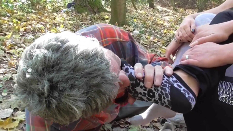 Foot Girls: Adorarea pantofilor și adulmecare de picioare împuțit - versiune completă