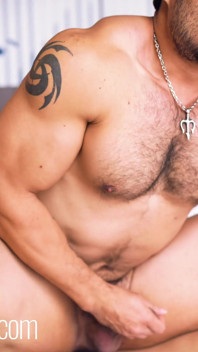 Damian Dragon Daddy se folla a la musculosa tailandesa Felino - versión cortada del director