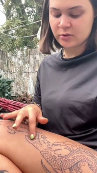 Mear Al Aire Libre En La Planta, Desnudarse Y Ponerse En Cuclillas En El Jardín