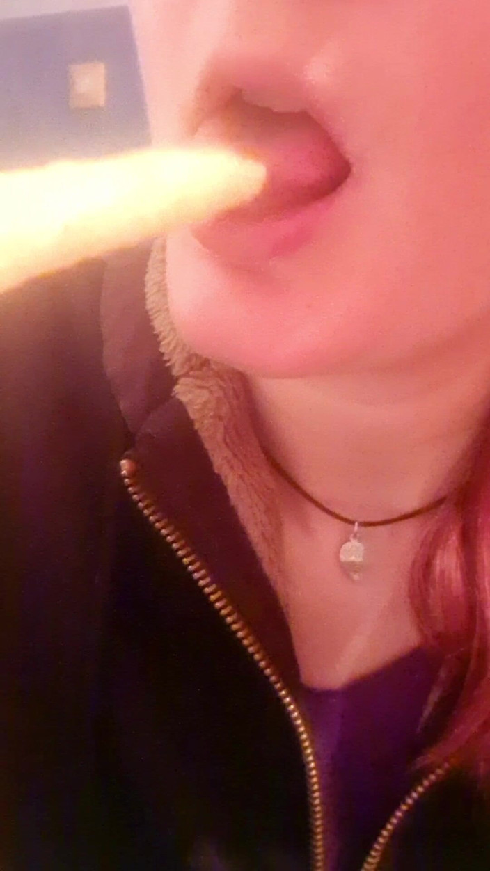 Ana Liz: Chica pervertida chupa papas