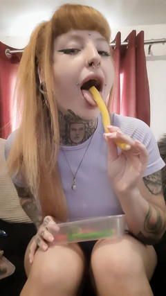 Yourfavecumslut: Dewi Mengunyah Dan Meludah- Layan manis