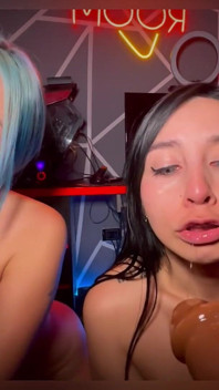 Orgie z pohledu BBC s dildy a dvěma nadrženými lesbami - Sweetkimmi