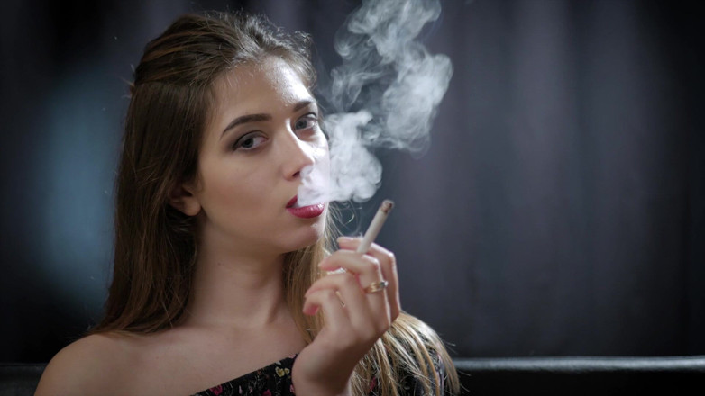 Russian Smokers: 클로즈업 비디오에서 흡연 기술을 보여주는 꿈의 여자 이리나