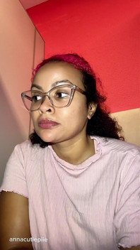 Público banheiro, menina gasosa tenta segurá-lo, mas peida alto