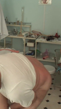 Doctor piss - das schmutzige mollige teenie-mädchen Lara Crow bekommt hardcore-urinotherapie von doktor Piss