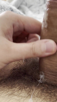Cewek nakal ini lagi asik muasin memeknya pakai sperma hangat
