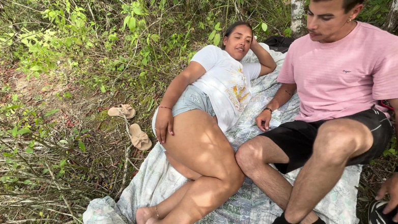Miaandaxel: Excursionista de grandes tetas obtiene preñada de coño en la...