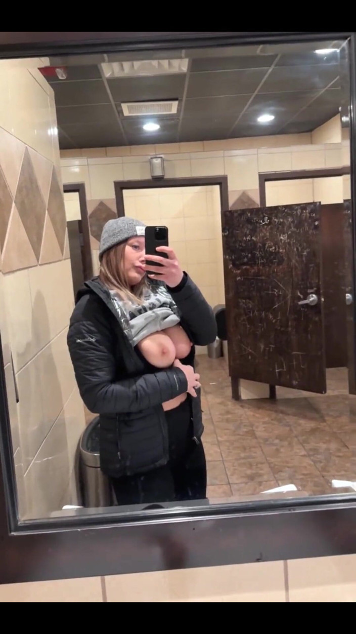 Mya Lane: Obrovský penis creamy titty šukání na toaletě Škádlení a bušení