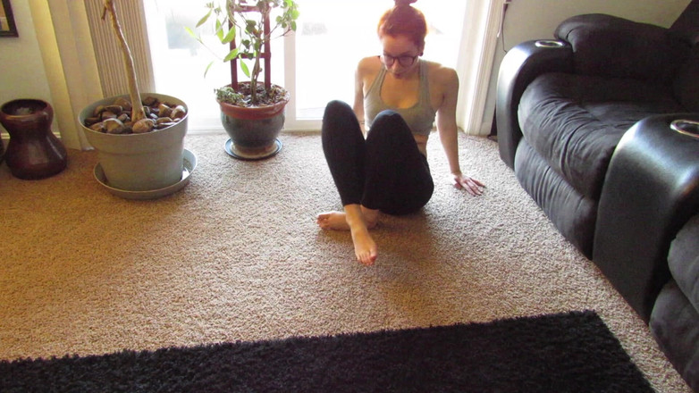 Veggiebabyy: खुद को चोदने के लिए मेरी लेगिंग को चीरना