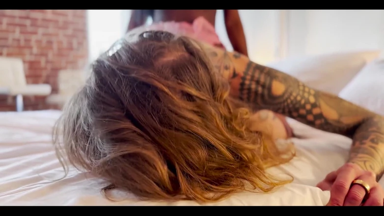 Gray Perrier: 2人のホットなトランスレズビアンがランジェリー姿でセックスし、グレイの口を熱い負荷で満たす