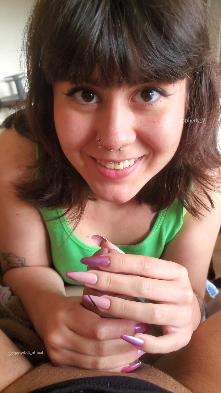 DherlyDoll: Ik heb mijn nagels roze geschilderd en ik moest ze...