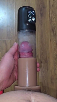 Pumpar kuk med en vakuumpump full av sperma efter cumming