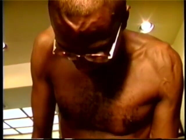 First Black Sexperience: 거대한 흑인 자지가 예쁜 아마추어 흑누나 여성 부모의 구멍을 모두 채웁니다.