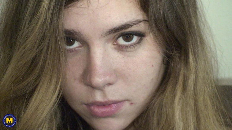 Mature NL: Olgun lezbiyenler Nina Swiss ve Domina birbirlerinin göt deliğini ve...