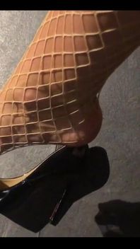 Louboutin鞋悬垂。经典黑色。经典的毫不费力的风格。