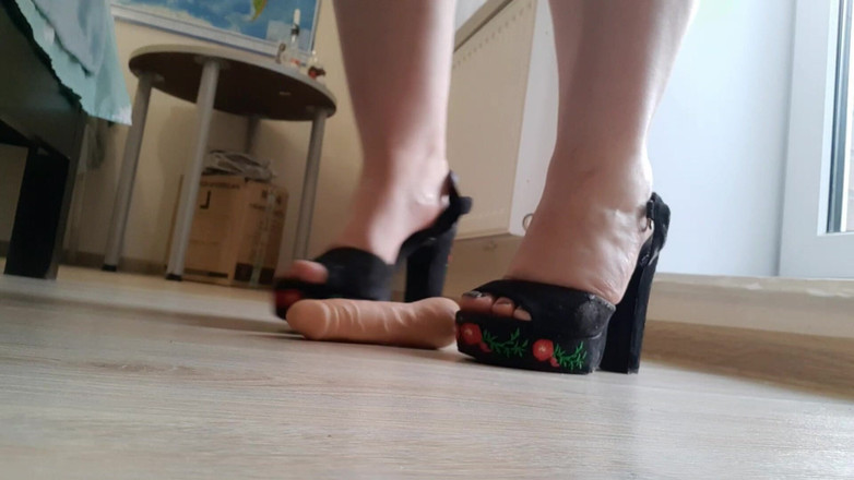 AssGives: Gót chân + dương vật giả