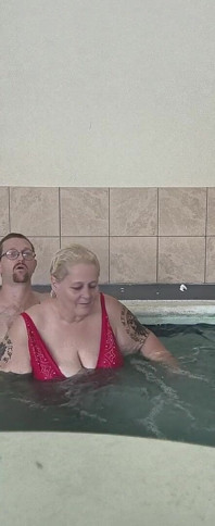 BBW-prinzessin lutscht seinen schwanz mit ihrem frechen stiefvater unter wasser