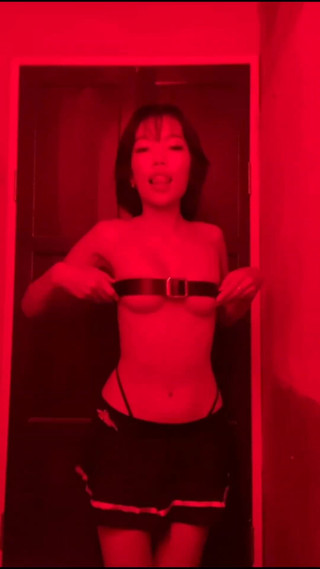 Emma Thai: Emma Thai jako děvka v baru