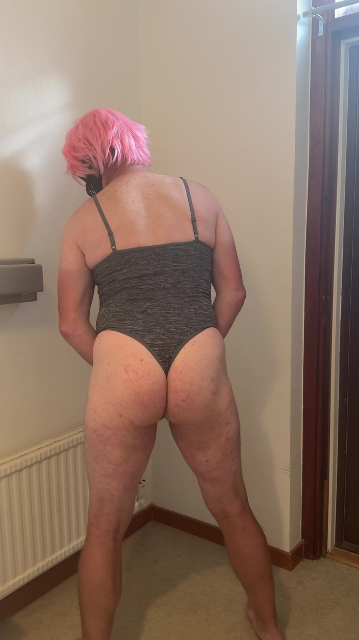 Julia Trans: La puttana dai capelli rosa si masturba e viene e...