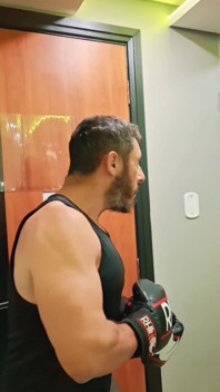 Wrestler Gouine - Sessione Di Allenamento Di Adorazione Dei Muscoli POV