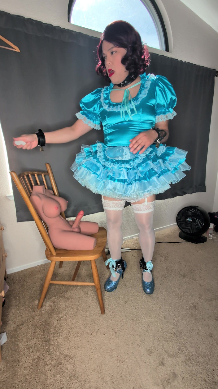Sissy Candy: 缎面娘娘腔女仆塞住自己并吮吸她的娃娃